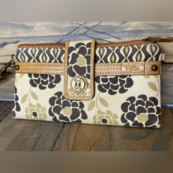 W016. Vintage Relic Wristlet/Wallet - Picture 3 of 6